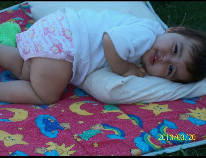 Julieta de bebé descansando sobre una manta