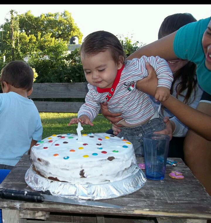 Julieta celebrando su cumpleaños junto a una torta